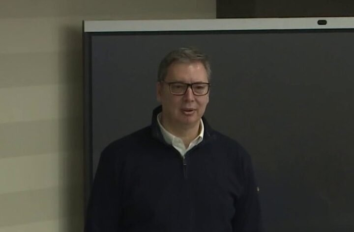'BIĆE NEIZVESNA I TEŠKA BORBA' Vučić se kratko obratio okupljenima u sedištu SNS-a