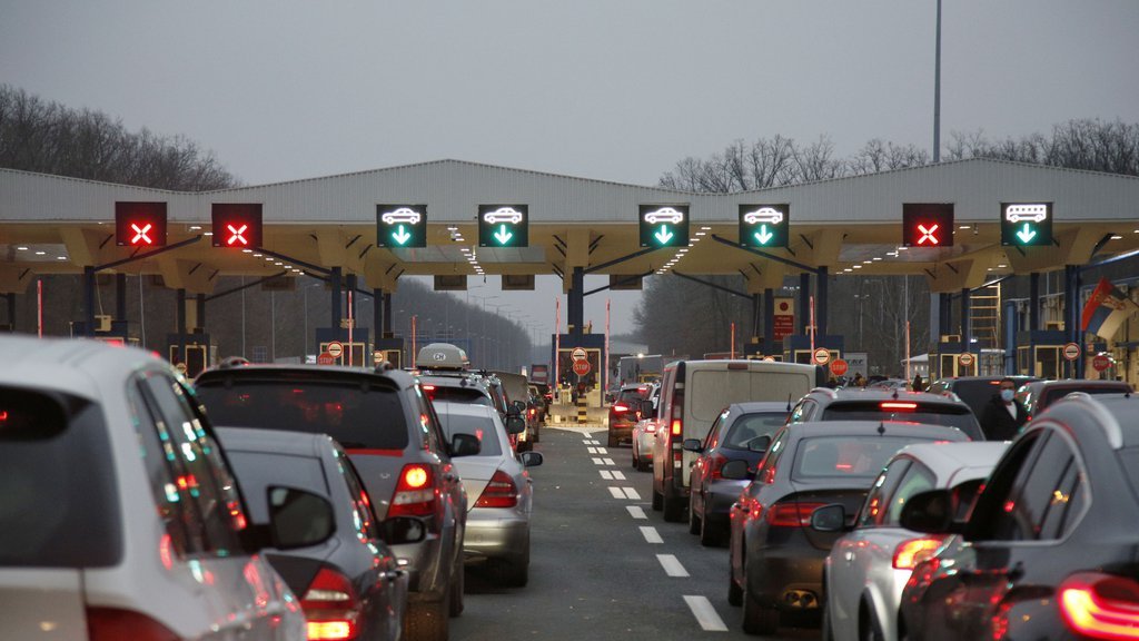 'PROLEĆNI' VIKEND DONEO GUŽVE U SAOBRAĆAJU: AMSS uputio apel vozačima