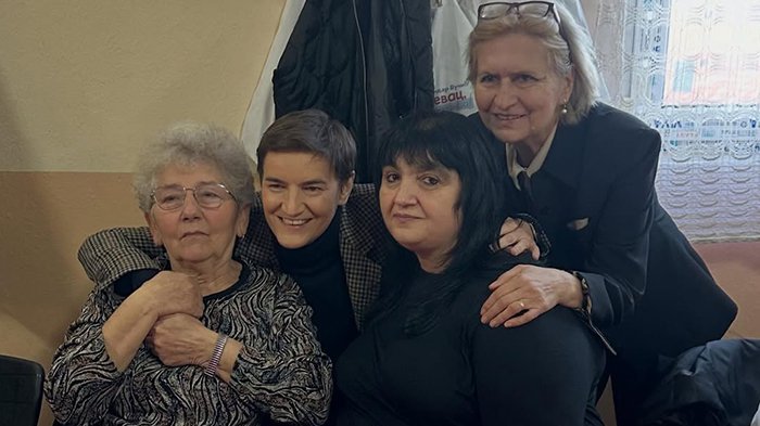'TOLIKO SAM SREĆNA ŠTO SAM UPOZNALA OVE JAKE ŽENE' Brnabić u selu Rgošte: Vi ste ti koji ste zaslužni za sve uspehe koje Srbija postiže! Mnogo vam hva