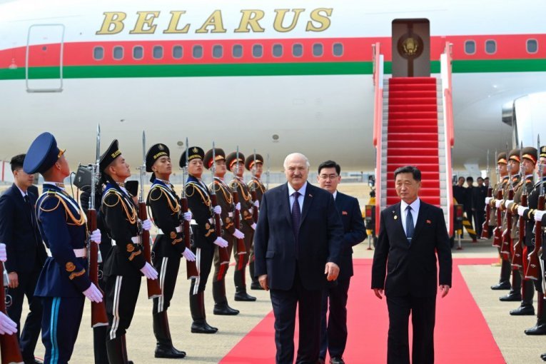 ALEKSANDAR LUKAŠENKO U SEVERNOJ KOREJI: Evo kako je Pjongjang dočekao prijatelja iz Belorusije (FOTO)