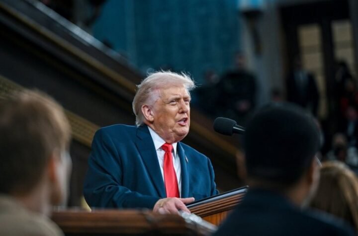 AU, CRNO SE PIŠE - EVRO PAO NIKAD NIŽE ZA SAMO TRI MESECA: Investitori masovno kupuju dolar zbog krize u Iranu!