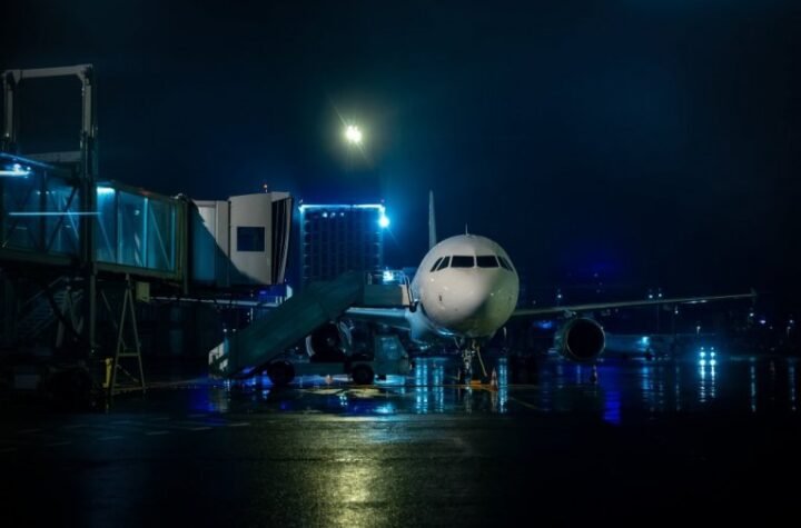 AVION IZ DOHE SA 250 DRŽAVLJANA SRBIJE SLETEO U BEOGRAD: Uspešno evakuisani naši ljudi iz tri države Zaliva!