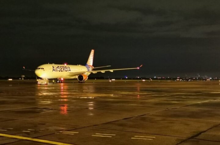 AVION SA SRBIMA IZ DUBAIJA SLETEO NA BEOGRADSKI AERODROM! Među 262 putnika i 14 beba!