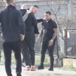 BELI KOVČEG SA TELOM DRAGANA LAZIĆA UNET U PORODIČNU KUĆU!