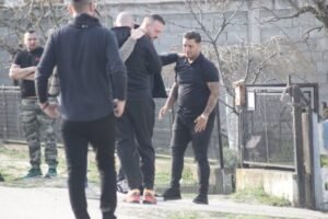 BELI KOVČEG SA TELOM DRAGANA LAZIĆA UNET U PORODIČNU KUĆU!