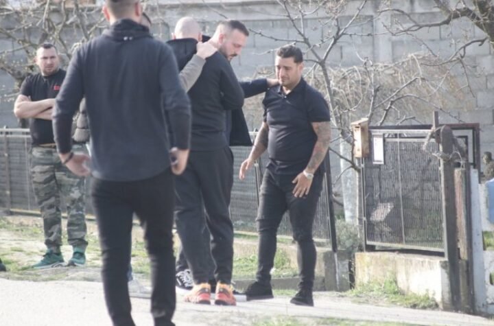 BELI KOVČEG SA TELOM DRAGANA LAZIĆA UNET U PORODIČNU KUĆU!