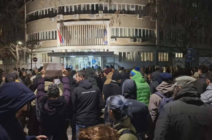 BLOKADERSKI BLAM! Sebe smatraju "Nobelovcima" a moraju da koriste unapred sastavljene ceduljice šta i kako da pričaju ljudima!