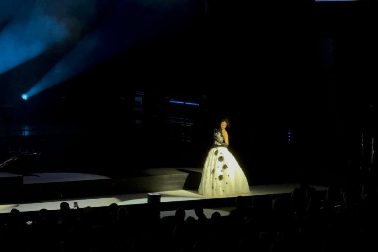 ČITAVA PLAVA DVORANA GRCA U SUZAMA! Biljana Obradović blista u kreaciji male Angeline, emocije nadjačale sve prisutne! (GALERIJA)