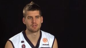 Ceo svet gleda i ne veruje šta radi Srbin dok bombe padaju u Dubaiju