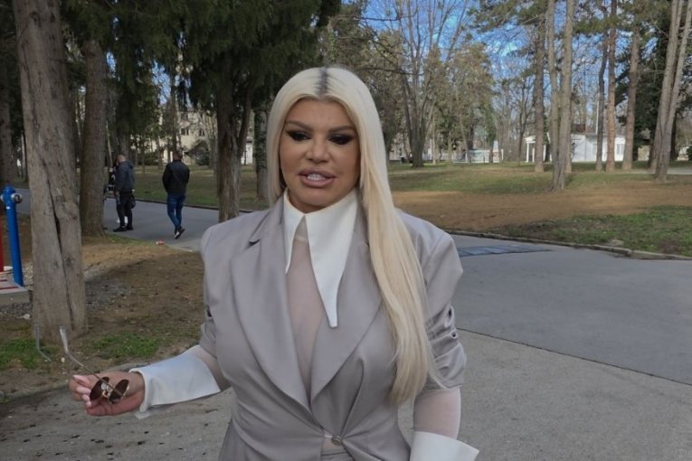 DEČKO DARE BUBAMARE SLETEO PRIVATNIM AVIONOM NA NASTUP! 24 godine mlađi biznismen stigao SA JEDNIM CILJEM!