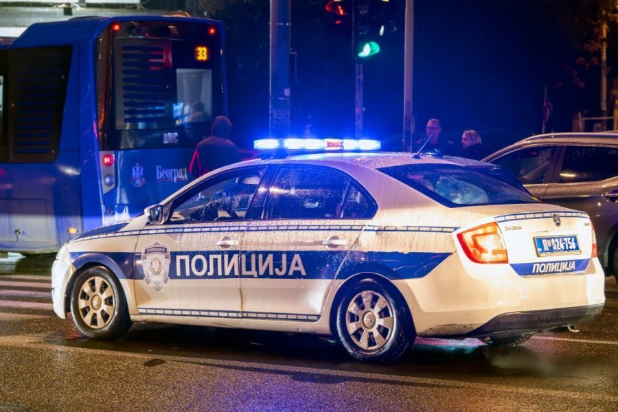 DETALJI DRAME U ŽELEZNIKU! Grobari prisilno oteli deliju - POLICIJA TRAGA ZA MLADIĆEM!