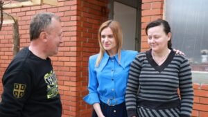 Đurđević Stamenkovski posetila porodicu borca s Košara Vladana Bajkića: Ocu uručili boračku spomenicu, a s majkom razgovarali o statusu roditelj-negov