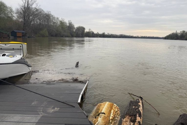 DRAMA U OVIM DELOVIMA SRBIJE! IZLILE SE DVE REKE, VODOSTAJI RASTU IZ SATA U SAT! Potopljeni putevi i mostovi, domaćinstva odsečena! IZDAT HITAN APEL GRAĐANIMA!