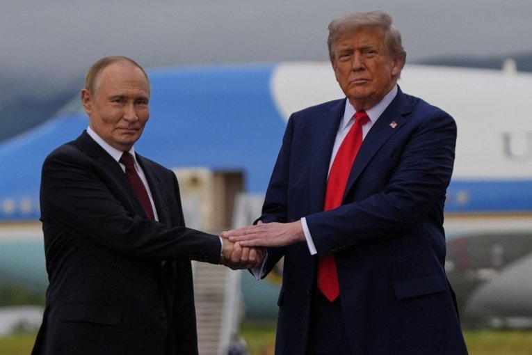 DRUGARSTVO PRE SVEGA: Tramp pustio Putinov tanker s naftom da dođe do Kube