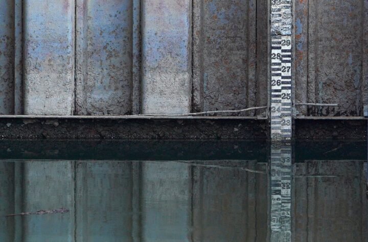 Drama na Dunavu, voda je opasno zagađena: Potonula barža, pojavile se čudne mrlje, građanima isključena voda