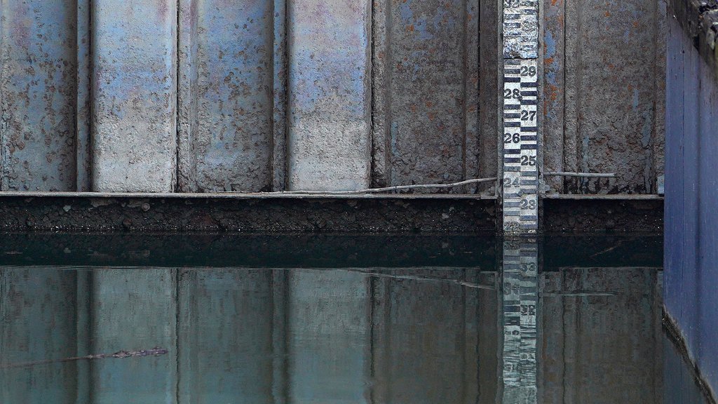 Drama na Dunavu, voda je opasno zagađena: Potonula barža, pojavile se čudne mrlje, građanima isključena voda