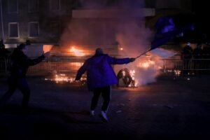 HAOS U TIRANI! Zapaljena vila Envera Hodže! BESNE PROTESTI, DEMONSTRANTI RUŠE SVE PRED SOBOM! (FOTO)