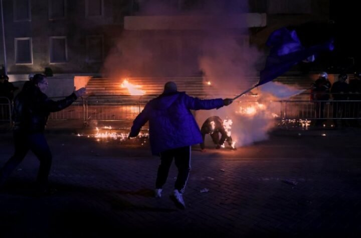 HAOS U TIRANI! Zapaljena vila Envera Hodže! BESNE PROTESTI, DEMONSTRANTI RUŠE SVE PRED SOBOM! (FOTO)