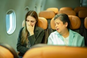 HOROR NA 10.000 METARA: Putnica umrla na početku leta, 11 sati leteli sa LEŠOM u kuhinji! Putnici osetili NEPRIJATAN MIRIS, stjuardese odmah poslate odsustvo!