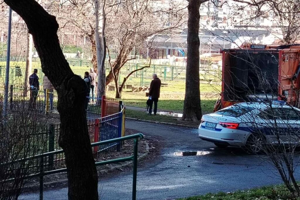 Horor u Rakovici! Otac ispred zgrade zatekao sina (17) u lokvi krvi, prebila ga grupa muškaraca