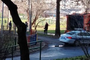 Horor u Rakovici! Otac ispred zgrade zatekao sina (17) u lokvi krvi, prebila ga grupa muškaraca