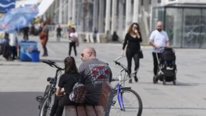 I DO 20 STEPENI! Smena sunca i oblaka, moguća je kiša, a onda se VRAĆA ZIMA