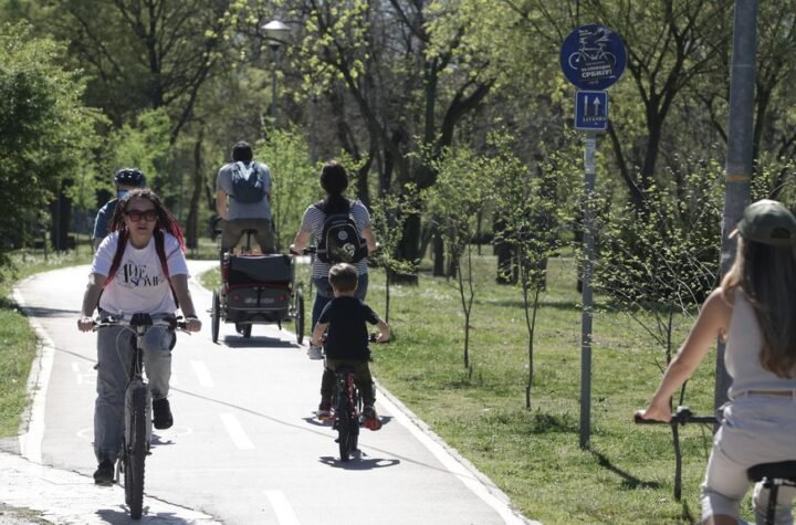 ISKORISTITE LEPO VREME: Danas 19 stepeni, a onda HAOS – Sneg se vraća u ove delove Srbije, objavljena detaljna satnica!