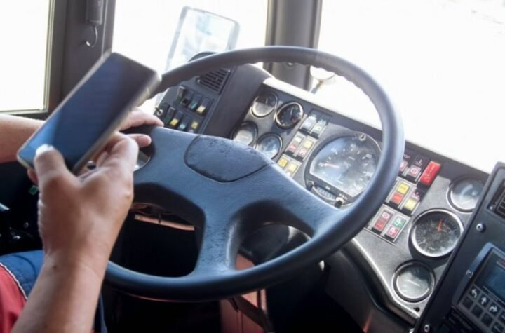 JEDAN POGLED U TELEFON MOŽE DA UBIJE! Kazne skaču na 50.000 dinara - EVO ŠTA VOZAČI U SRBIJI VIŠE NE SMEJU DA RADE!