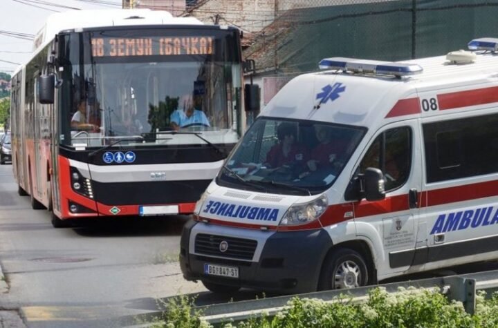 JEZIVI SUDAR AUTOBUSA U VELIKOM MOKROM LUGU! Zakucali se jedan u drugi na okretnici - IMA POVREĐENIH!