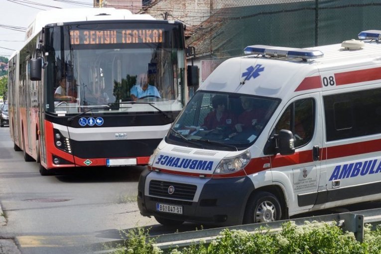 JEZIVI SUDAR AUTOBUSA U VELIKOM MOKROM LUGU! Zakucali se jedan u drugi na okretnici - IMA POVREĐENIH!