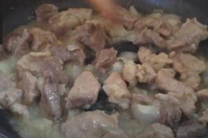 Kada dinstate meso, dodajte jednu namirnicu iz frižidera: Bude gotovo duplo brže, a raspada se pod viljuškom