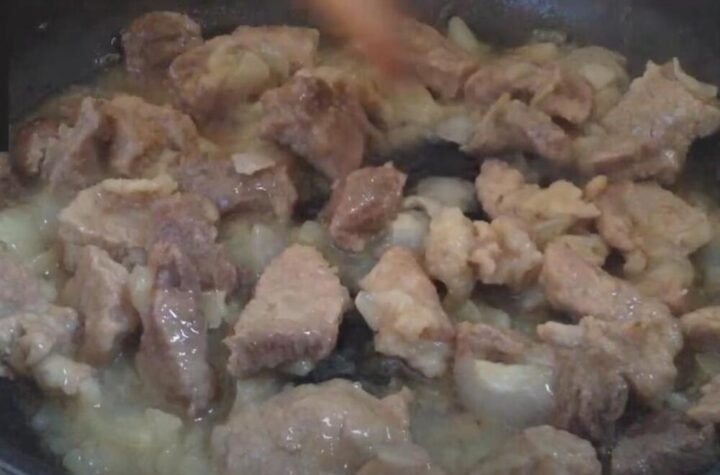 Kada dinstate meso, dodajte jednu namirnicu iz frižidera: Bude gotovo duplo brže, a raspada se pod viljuškom