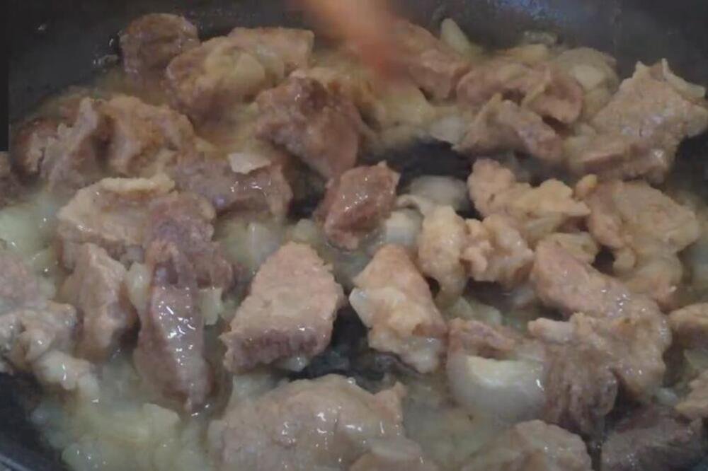 Kada dinstate meso, dodajte jednu namirnicu iz frižidera: Bude gotovo duplo brže, a raspada se pod viljuškom