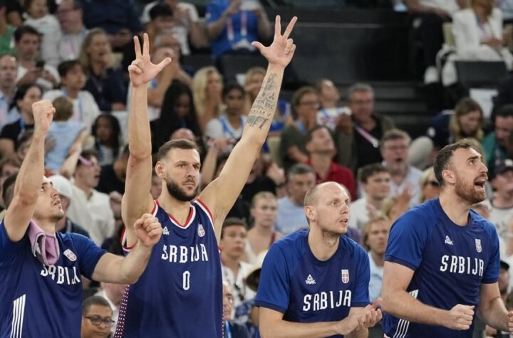 Košarkaši Srbije se bez selektora vratili u Beograd, Avramović se izdvojio od tima i otišao sa aerodroma