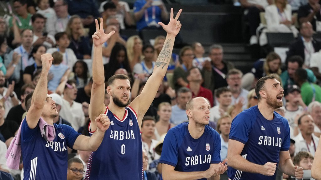 Košarkaši Srbije se bez selektora vratili u Beograd, Avramović se izdvojio od tima i otišao sa aerodroma