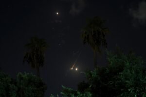 Krov američke ambasade u Rijadu urušen: Ljudi u dimu izleću napolje, situacija je strašna