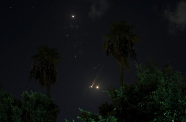 Krov američke ambasade u Rijadu urušen: Ljudi u dimu izleću napolje, situacija je strašna