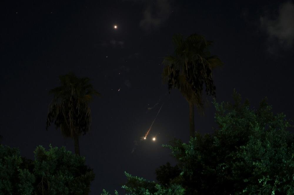 Krov američke ambasade u Rijadu urušen: Ljudi u dimu izleću napolje, situacija je strašna