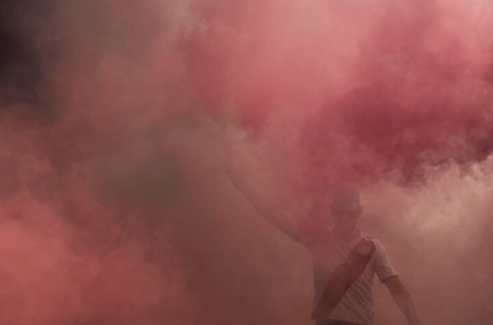 MASOVNA TUČA NAVIJAČA U CENTRU I ISPRED POLICIJSKE STANICE: Haos u Novom Pazaru posle gostovanja Crvene zvezde se ne smiruje