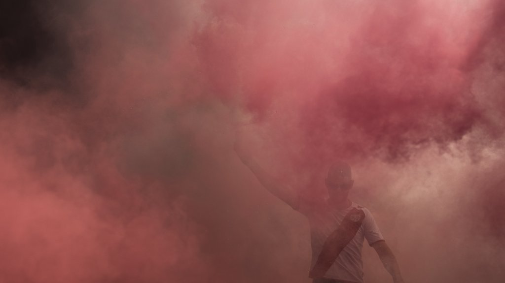 MASOVNA TUČA NAVIJAČA U CENTRU I ISPRED POLICIJSKE STANICE: Haos u Novom Pazaru posle gostovanja Crvene zvezde se ne smiruje