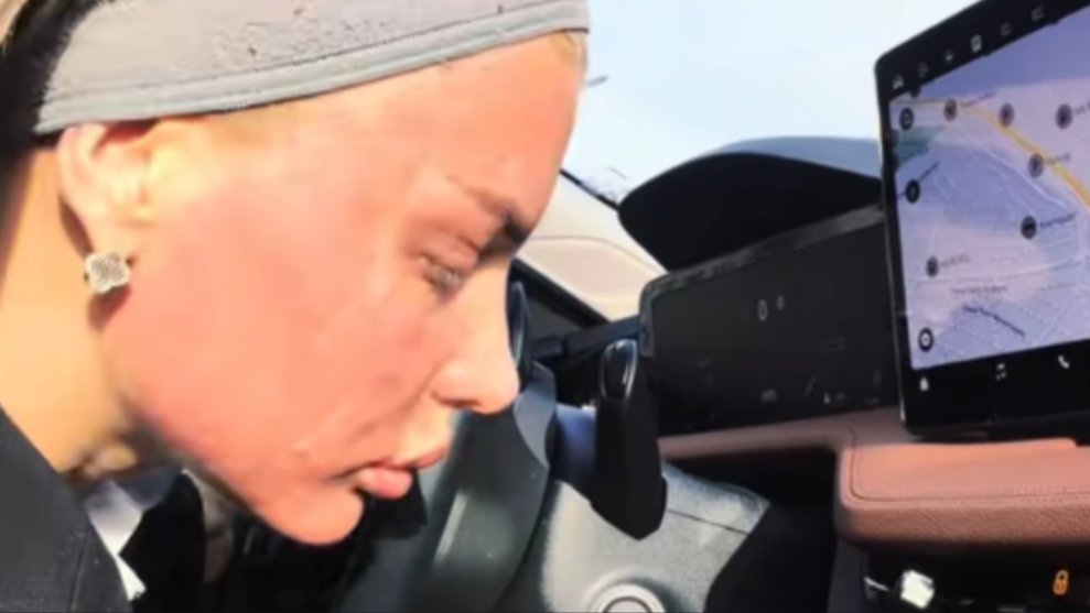 MILICI KEMEZ CELO LICE CRVENO I U OŽILJCIMA! Bivša zadrugarka šokirala, hladi glavu klimom u automobilu: Zabrinula mnoge