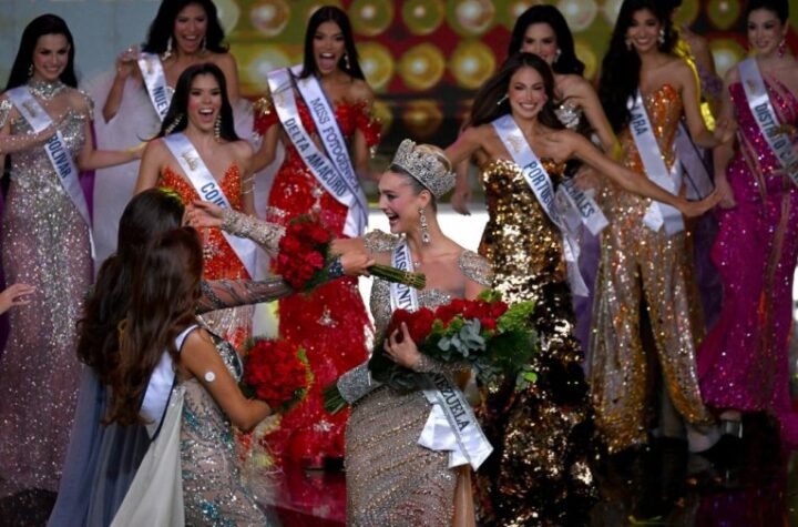 MISICI ISPALI ZUBI TOKOM OBRAĆANJA PUBLICI! Lepotica doživela STRAVIČNU NEPRIJATNOST, o njenoj REAKCIJI svi bruje!