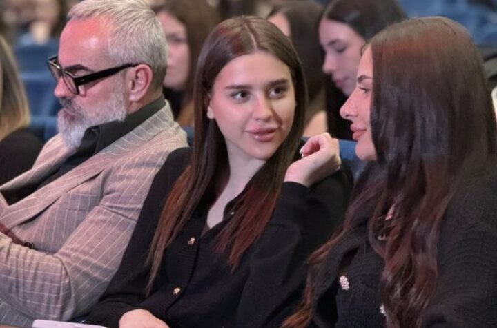 MLAĐA ĆERKA ZDRAVKA ČOLIĆA U NIKAD KRAĆEM MINIĆU NA KONCERTU JAKOVA JOZINOVIĆA! Lepa Lara (19) OTELA SVU PAŽNJU prisutnih! (VDEO, GAERIJA)