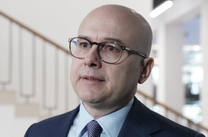 MONSTRUMI SVAKI DAN POKAZUJU DA IM JE CILJ KAKO DA UBIJU VUČIĆA Vučević o sramnom transparentu na blokaderskom skupu u Nišu