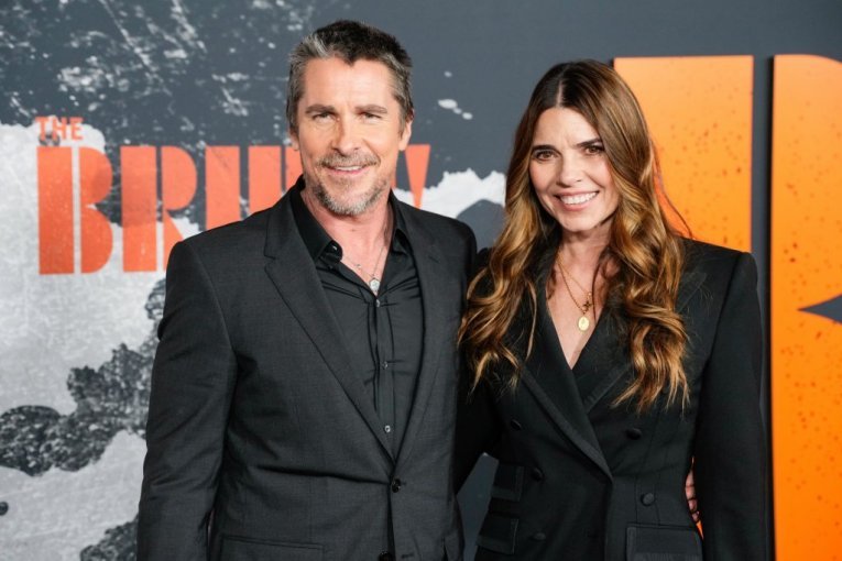 NAJPOZNATIJI SRPSKI ZET ZABLISTAO SA SUPRUGOM NA PREMIJERI: Zbog nje se ODREKAO majke, a sve joj duguje! (GALERIJA)