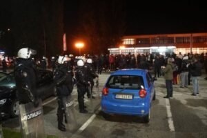 NAPETO U LUČANIMA: Kordon policije razdvaja blokadere, čeka se objava rezultata u atmosferi na ivici incidenta (FOTO)