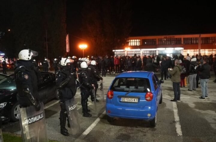 NAPETO U LUČANIMA: Kordon policije razdvaja blokadere, čeka se objava rezultata u atmosferi na ivici incidenta (FOTO)