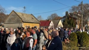 NAROD ČEKA VUČIĆA: Građani Crvenke se okupili da pozdrave predsednika Srbije