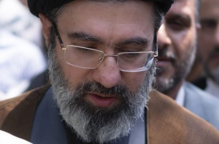 NE VOLI PUBLICITET, VERSKU ODEĆU OBUKAO TEK U 30. GODINI, A EVO KO MU JE UVEK IZA LEĐA...! Ko je Modžtaba Hamnei, novi vrhovni vođa Irana!