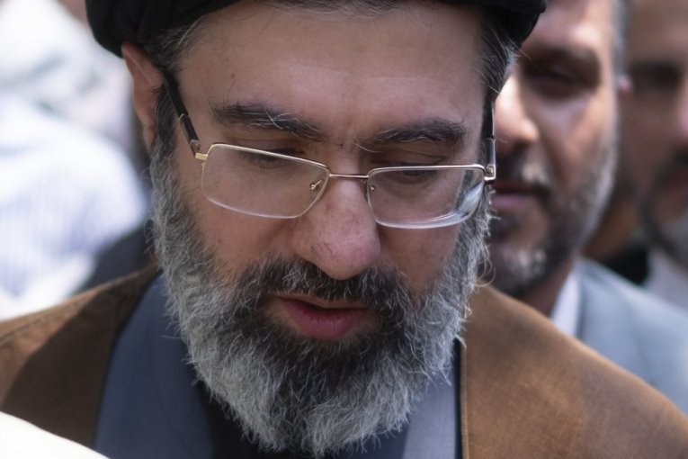 NE VOLI PUBLICITET, VERSKU ODEĆU OBUKAO TEK U 30. GODINI, A EVO KO MU JE UVEK IZA LEĐA...! Ko je Modžtaba Hamnei, novi vrhovni vođa Irana!